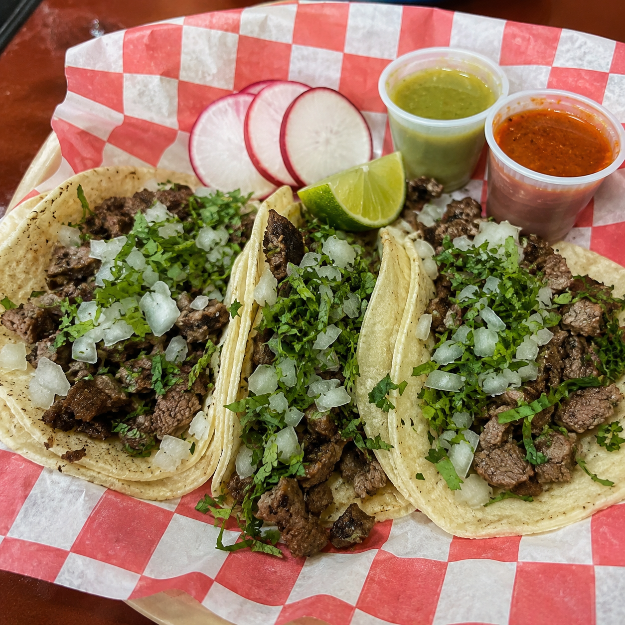 Orden de 3 Tacos de res con cilantro, cebolla y salsas